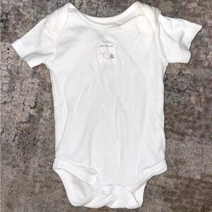 Burt’s Bees Baby short sleeve onesie bodysuit size 0-3 months